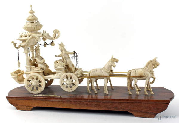 Il Carro di Arjuna, scultura indiana in avorio, cm. 21x34,5x8, base in legno, XIX secolo.