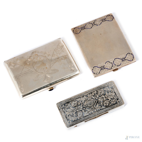 Lotto di tre scatoline portasigarette in argento, XX secolo, misure massime cm 11x7,5x2,  peso lordo complessivo gr 370