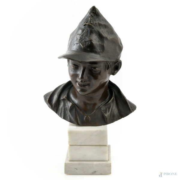 Busto di giovane soldato, XX secolo, scultura in bronzo su base in marmo, altezza cm 41,5, firmato al retro (segni di usura)