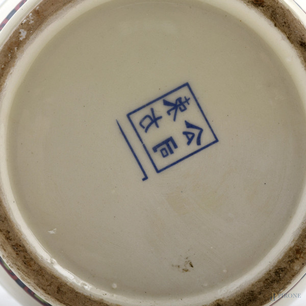 Vaso decorato con scene di genere. Cina, XX secolo, altezza cm 26