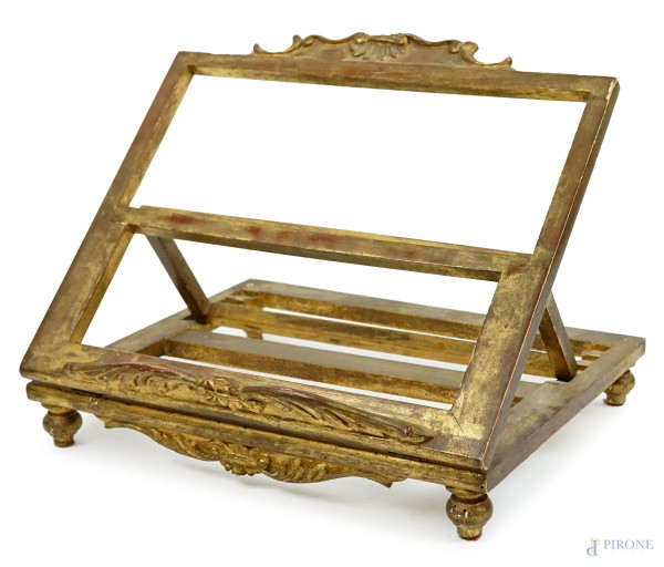 Leggìo da tavolo in legno intagliato e dorato, fine XIX-inizi XX secolo, cm h 8x40x35, (difetti).