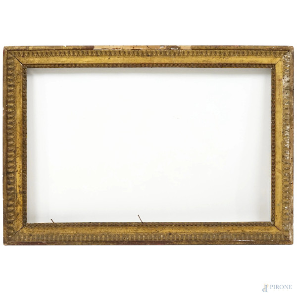 Cornice del XIX secolo, in legno intagliato e dorato, profilo interno perlinato seguito da fascia liscia, battuta esterna a foglie lanceolate, misure ingombro cm 48x60, battuta cm 39,5x60, (difetti)