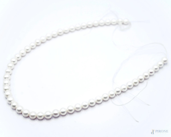 Filo di perle bianche, lunghezza cm 39,5, (mancante chiusura)