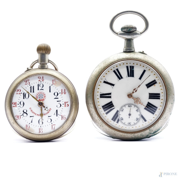 Lotto di 2 orologi da taschino in metallo, misura max quadrante diametro cm 7 (difetti e meccanismo da revisionare)