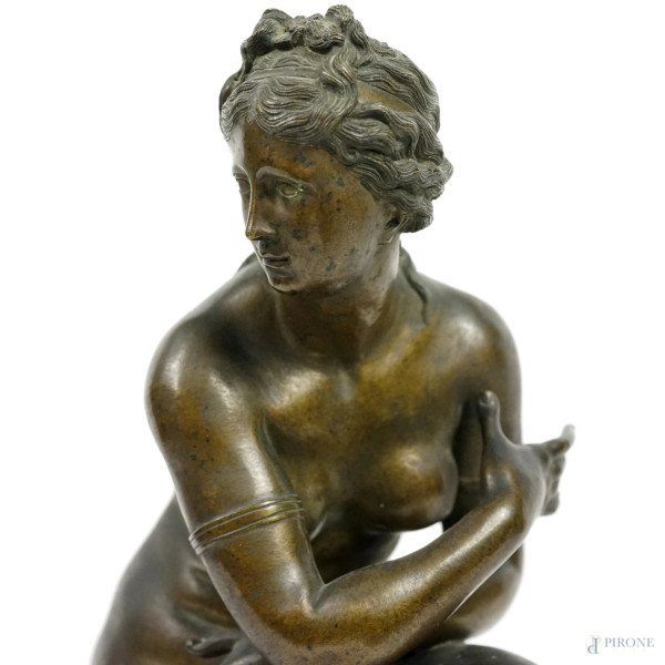 Venere, scultura in bronzo, poggiante su base in marmo giallo, XIX secolo, firmato, altezza cm 35