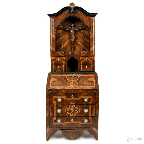 Trumeau in legno impiallacciato e intarsiato in varie essenze, XIX secolo-XX secolo, cm 234x88,5x53,5, (segni di usura, scalfiture, fessurazioni, difetti)