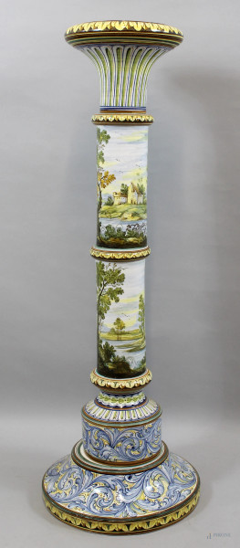 Colonna in ceramica Castelli con decori policromi raffiguranti paesaggi, altezza cm 115.
