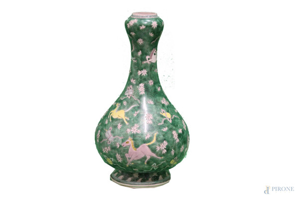 Vaso in porcellana verde con decori di cavalli e fiori, Cina XX sec, h. 40 cm.