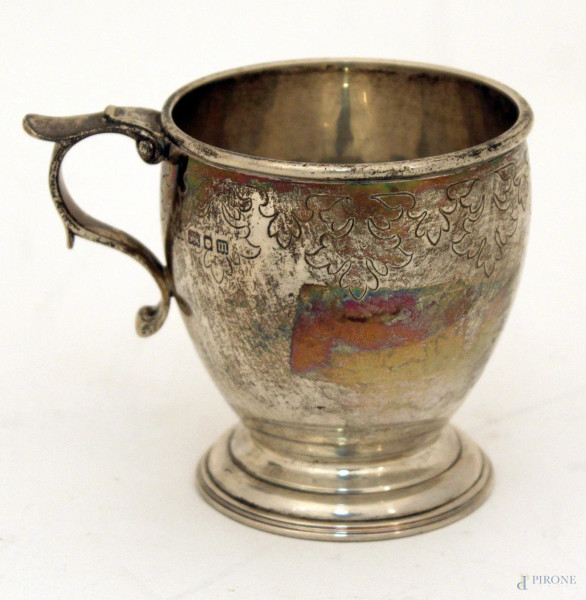Bicchiere in argento cesellato, bolli New Castle, H 8 cm.