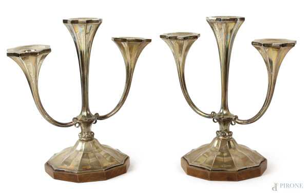 Coppia di candelabri liberty in argento a tre fiamme, base decagonale in legno, cm h 25, (restauro)
