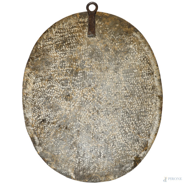 Bassorilievo in marmo bianco del XVIII secolo, di forma ovale raffigurante un satiro con una ninf...