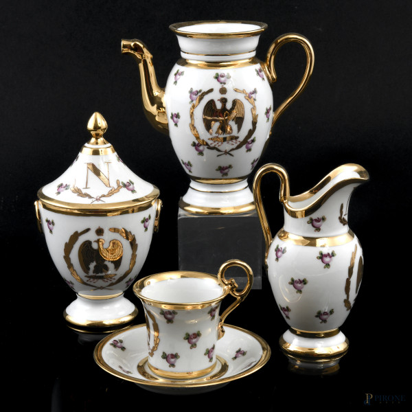 Lotto di una tazzina, un piattino, una teiera, una lattiera, una zuccheriera  in porcellana Sevres decorata nei toni dell'oro, XX secolo, altezza massima cm 15,5, (lievi segni di usura)