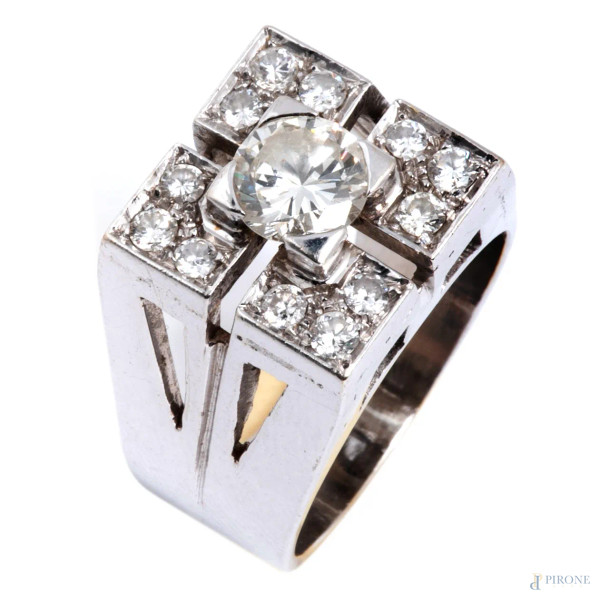 Anello in oro bianco con centrale brillante entro pavè di diamanti, peso lordo complessivo gr 10,...