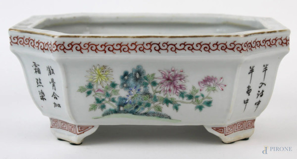 Centrotavola in porcellana policroma, cm h9x21,5x16, Cina, XX secolo.