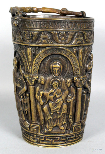 Secchiello in bronzo con decori a basso rilievo raffiguranti i Quattro Evangelisti e Madonna con Bambino, cm h 19
