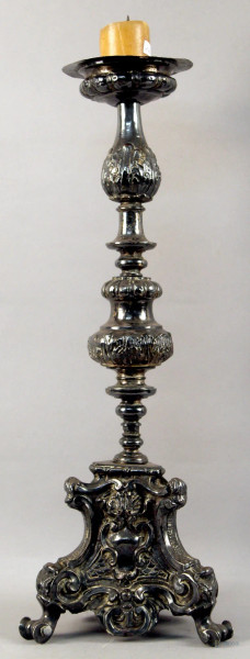 Portacero in metallo sbalzato, cesellato e argentato, periodo XVIII sec., altezza 66 cm.