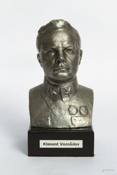 Kliment Vorosilov, busto in metallo argentato, firmato, H 16 cm.