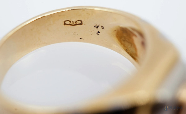 Anello in oro giallo e bianco 18 kt con rubino centrale, misura n. 18, peso gr. 13, (imperfezioni...