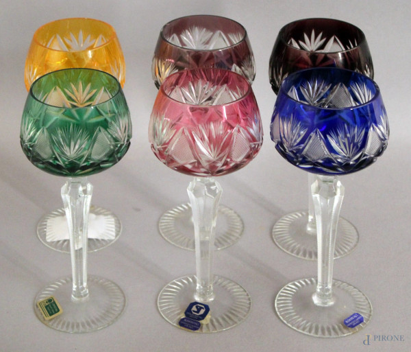 Lotto composto da sei calici in cristallo colorato, altezza 20 cm.