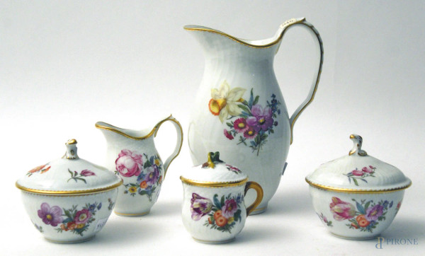 Lotto composto da cinque porcellane della Royal Copenhagen, composto da: un versatoio, una lattiera, una saliera e due tazzine con coperchio a decoro floreale, H massima 19 cm.