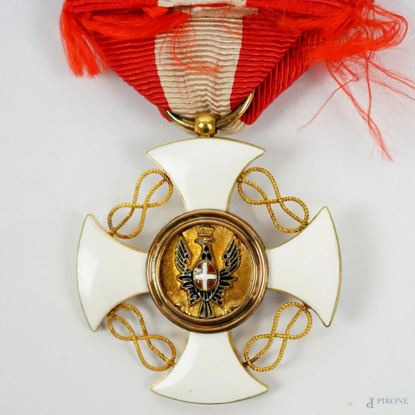 Croce di Cavaliere dell'ordine della Corona d'Italia, in argento dorato e smalti, diam. cm 3,5. 