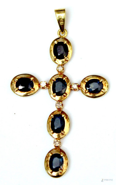 Ciondolo a forma di croce in oro 18 kt, con sei zaffiri e cinque brillantini, gr. 5,3.