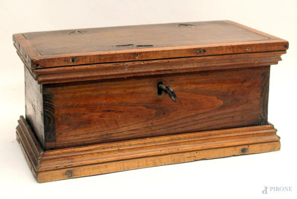 Piccolo forziere in legno, XIX sec.,H. 19x43x22 cm.