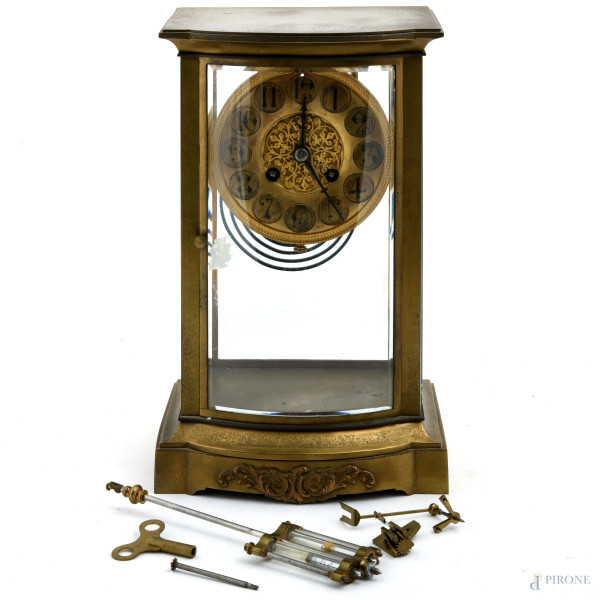 Pendola da tavolo in bronzo e bronzo dorato con quadrante circolare in numeri arabi, XX secolo, cm 30x18x14, (da revisionare)