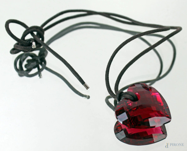 Collana con ciondolo a forma di cuore in cristallo Swarovski, cordino regolabile in cotone cerato, entro scatola originale, (difetto)