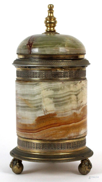 Cofanetto cilindrico in onice, finiture in argento dorato, altezza cm. 25, (difetti)
