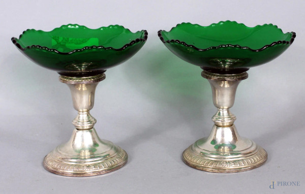 Coppia di alzatine smontabili, base in argento Sterling, vaschette in cristallo verde. H. 15cm.