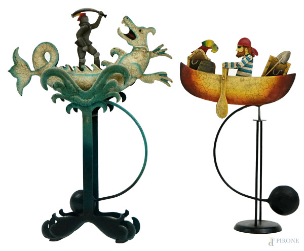 Due giocattoli da tavolo con pendoli in ferro battuto policromo raffiguranti S.Giorgio ed il drago e Marinaio, alt. max cm 49, inizi XX secolo, (segni del tempo).