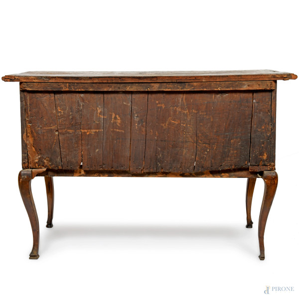 Coppia di cassettoni in noce con intarsi in bosso. Fronte a doppio cassetto e fronte del piano mo...