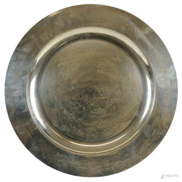 Piatto tondo in argento, diam. cm 38 , inizi XX secolo, peso gr.1200