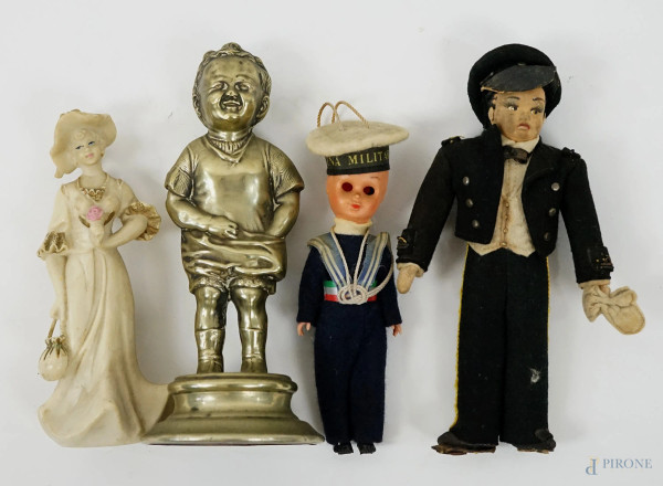 Lotto composto da due piccole bambole e due sculture in materiali diversi, alt.max cm 18,5, XX secolo, (difetti e mancanze).