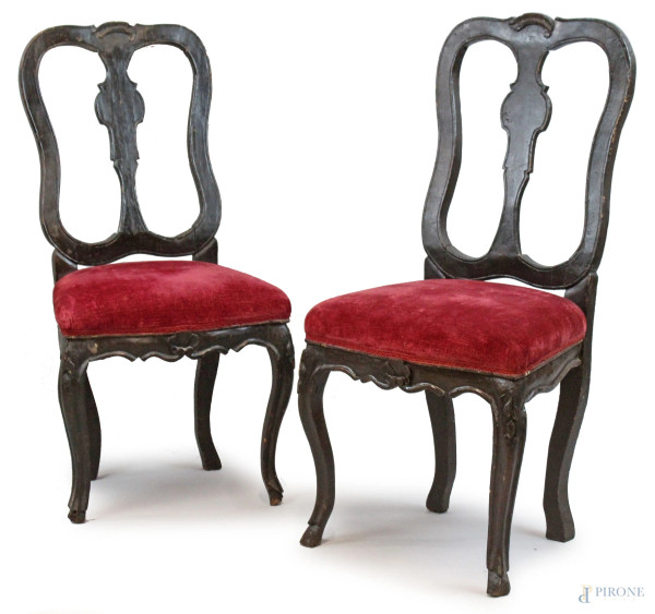 Coppia di sedie Luigi XV in noce, con schienali intagliati e traforati, sedute imbottite e rivestite in velluto rosso, gambe arcuate, cm h 100