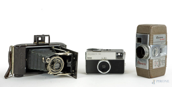 Lotto composto da due macchine fotografiche marcate Kodak Instamatil 133 e Simplax Zeissikon ed un Rever Eight Model Fifty