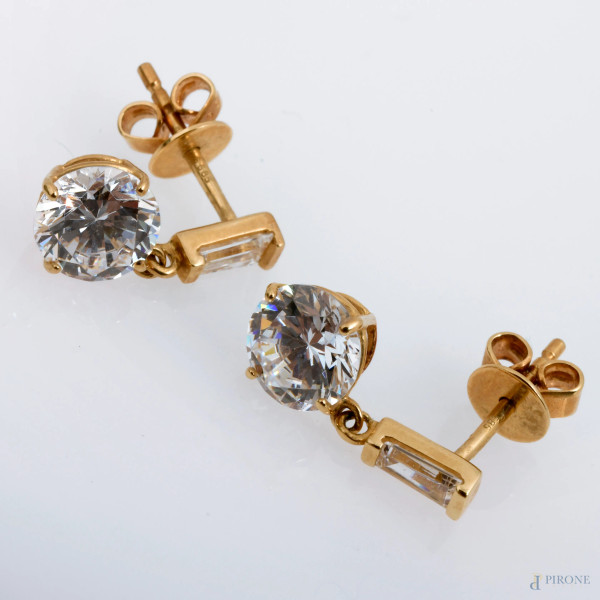 Orecchini in oro basso con zirconi, peso gr 2,2