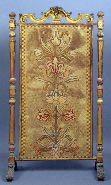 Copricamino in legno dorato ed intagliato, XIX sec., H 120 cm.