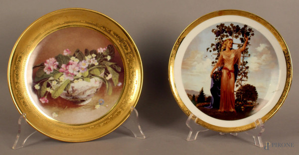 Lotto composto da due piattini in porcellana a decori diversi, diametro max. 21 cm.