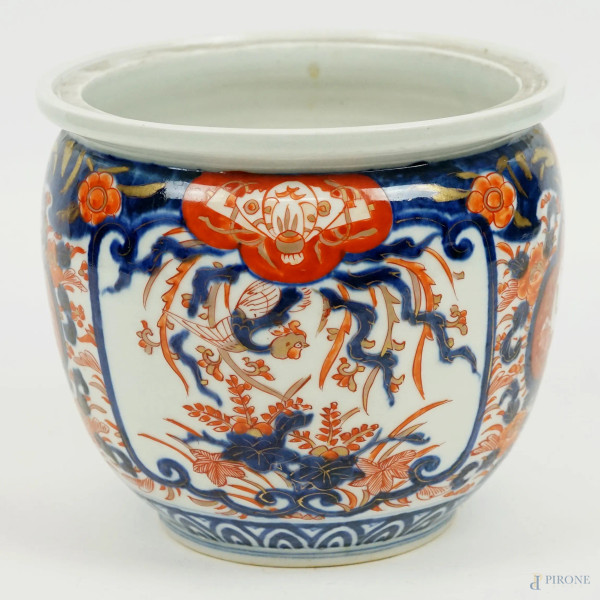 Vaso in porcellana policroma con decori stile Imari, cm h 15x17,5, Giappone, XX secolo.