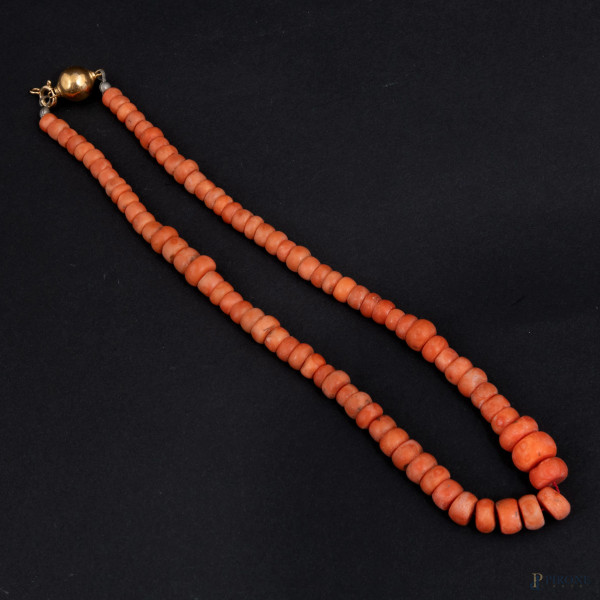 Collana in corallo con chiusura in oro 18 kt, lunghezza cm 40