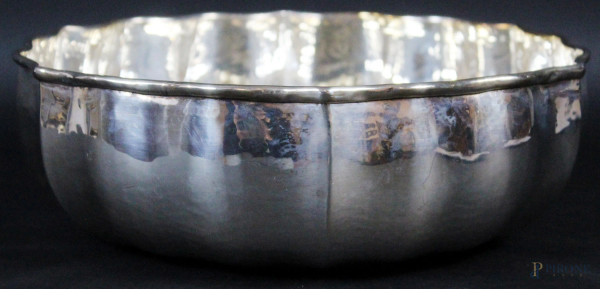 Centrotavola in argento con profilo di linea centinata, altezza 8,5 cm diametro 25,5 cm, gr.530