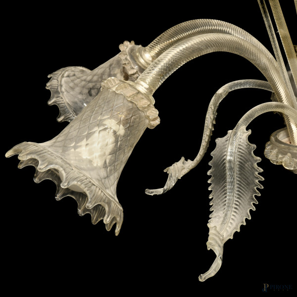 Lampadario in vetro di Murano a sei luci a foggia di corolle e racemi fogliati, XX secolo, cm 95x...