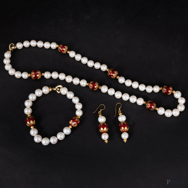 Parure con perle, sfere rosse e argento, lunghezza collana cm 54; lunghezza bracciale cm 20
