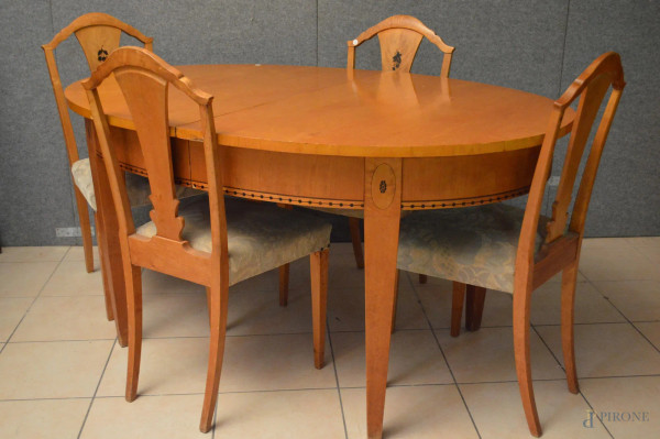 Tavolo di linea ovale, completo di quattro sedie in ciliegio con finiture ebanizzate, XIX sec.