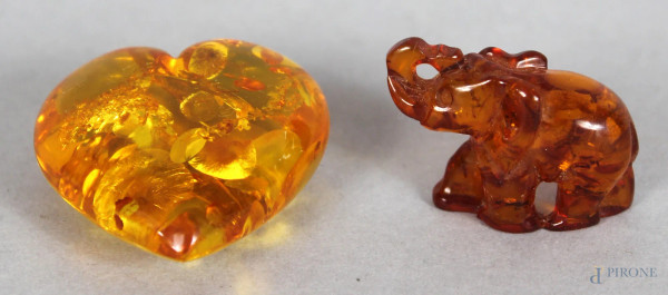 Lotto composto da un cuore ed un elefantino in ambra, altezza max. 4 cm.