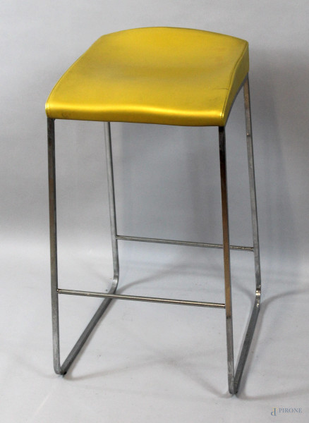 Sgabello in acciaio, seduta color giallo.
