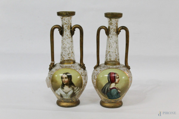 Coppia di bottiglie in vetro dorato con medaglioni a soggetto di fanciulle, Francia XIX sec., H 29 cm.