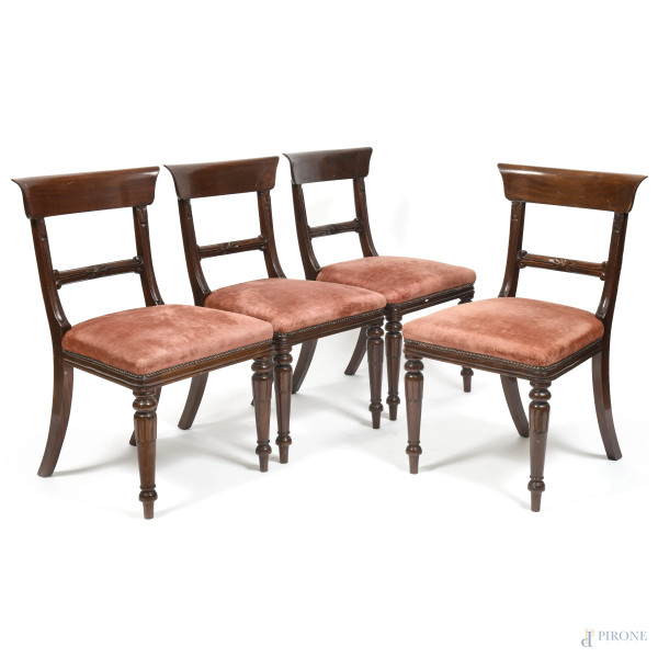 Quattro sedie in mogano con gambe posteriori a sciabola e anteriori tornite. Seduta imbottita e rivestita in velluto rosso, XX secolo, cm 86x50x52, (segni di usura del tempo, scalfiture)